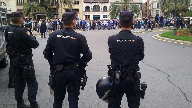 Agentes de la Polica Nacional vigilan a aficionados belgas en la Plaza de la Reina en Valencia