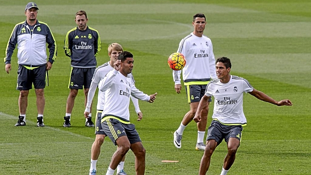 Los jugadores del Real Madrid caminan haca el vestuario