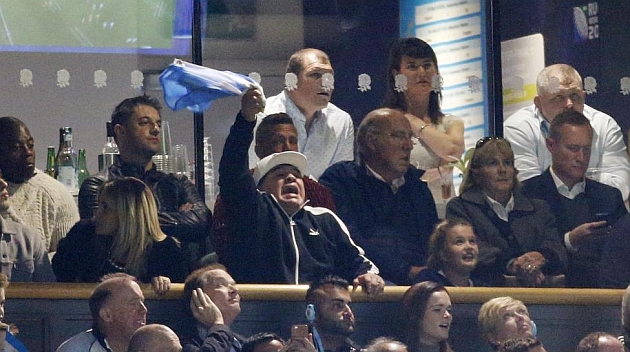 Maradona, en un palco de Twickenham animando a los 'Pumas'