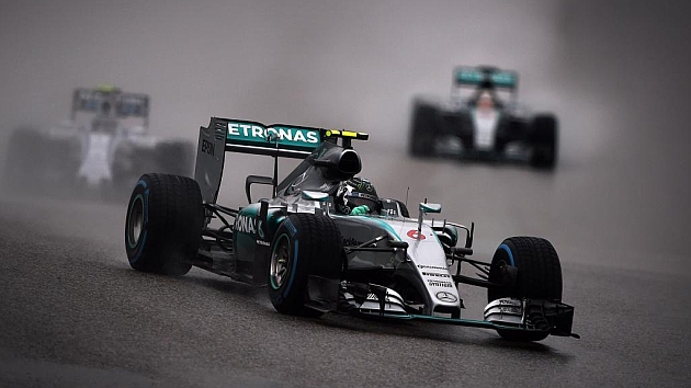 Rosberg brilla bajo la lluvia, Alonso roza la Q3 y Sainz hace aquaplaning