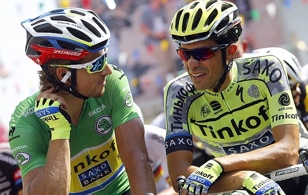 Peter Sagan y Alberto Contador charlan antes de una etapa del Tour 2015. / Bettiniphoto - tinkoffsaxo.com