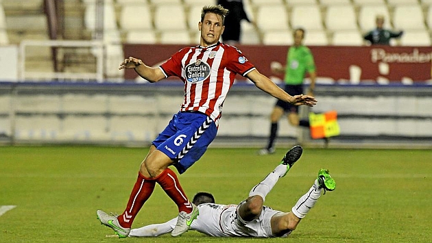 Carlos Hernndez en el momento que hace un penalti sobre Rubn Cruz (Albacete).