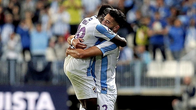 Tighadouini se abraza con Boka para celebrar su primer tanto con el equipo andaluz.