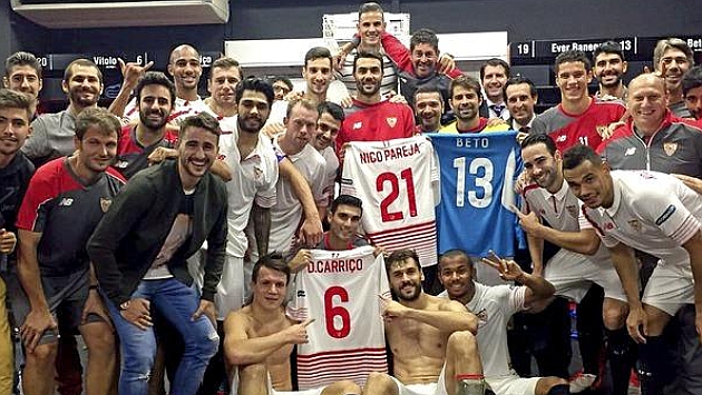 El vestuario del Sevilla posa con las camisetas de sus compaeros Beto, Nico Pareja y Carrio.