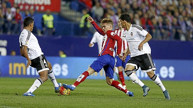 Griezmann intenta zafarse de dos jugadores del Valencia
