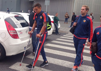 Rodrigo se ayuda de muletas tras llegar a Valencia