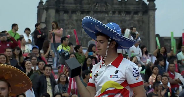Miguel Alvario, con su trofeo como vencedor de la Copa del Mundo. / YouTube