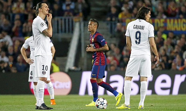 Ibrahimovic y Cavani esperan a sacar de centro en el Camp Nou tras un gol del Bara