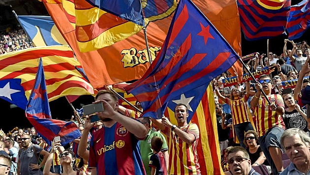Banderas esteladas en el Camp Nou.