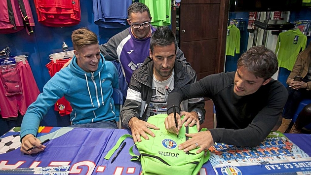 Carlos Vigary, Juan Rodrguez y Pedro Len firman una mochila a un aficionado.