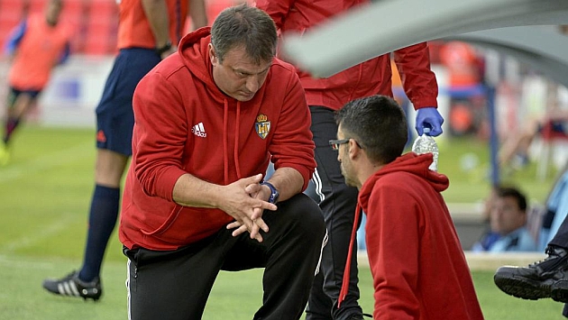 Manolo Daz conversa con su asistente durante el partido en Huesca