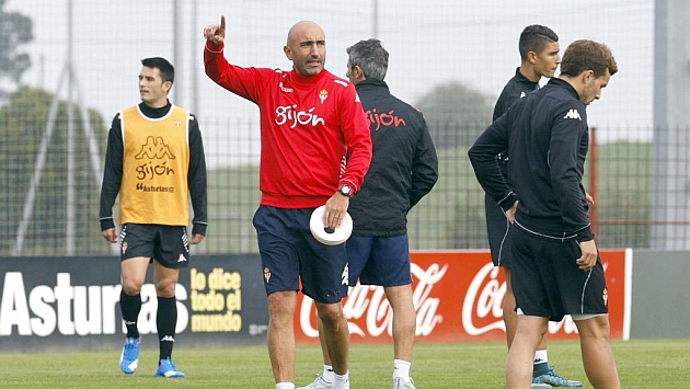 Abelardo dirige un entrenamiento del Sporting. Foto: Tuero-Arias (MARCA).