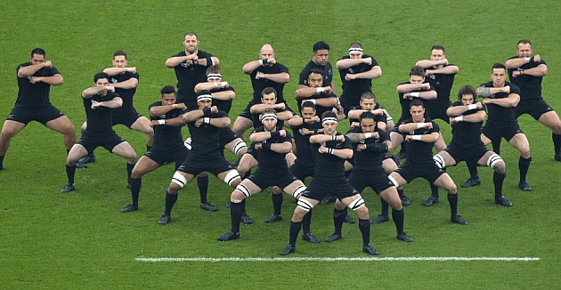 Los 23 jugadores de Nueva Zelanda realizan la 'haka' antes de la semifinal con Sudfrica