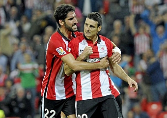 Aduriz y Ral Garca celebra un gol. Foto: Juan Echeverria (MARCA).