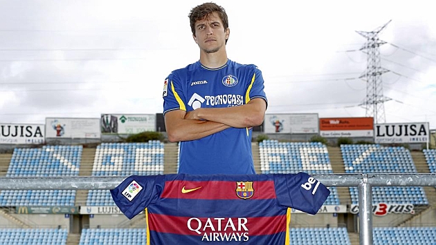 Vergini posa con la camiseta del Barcelona. Foto: ngel Rivero (MARCA).