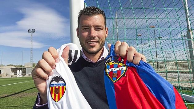David Navarro posa para MARCA con las camisetas de Levante y Valencia