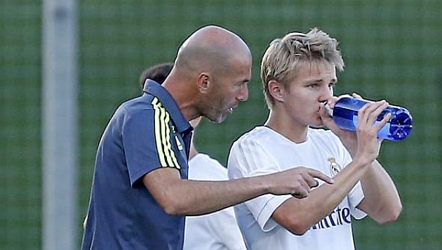 Odegaard, con Zidane en un partido de esta temporada.