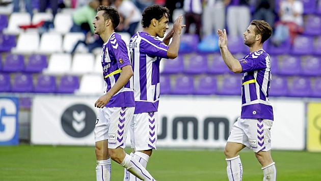 Los jugadores del Valladolid celebran un tanto ante el Mirands la jornada pasada.
