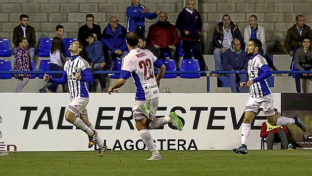 Los jugadores de la Ponferradina celebran el gol de Berrocal.