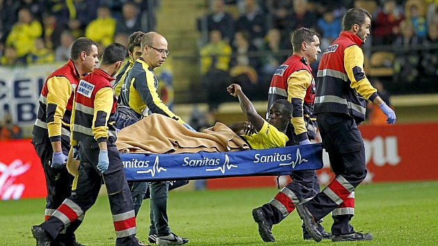 Bailly se va en camilla tras lesionarse frente al Sevilla