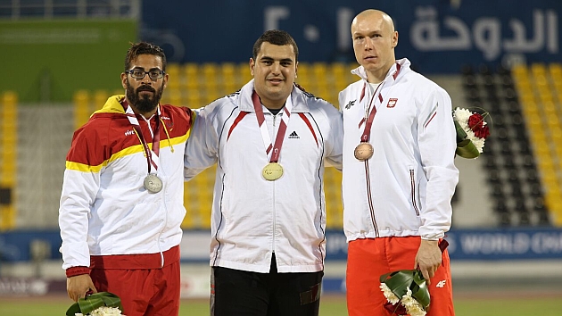 Kim Lpez en el podio con la plata en disco en los Mundiales de Doha