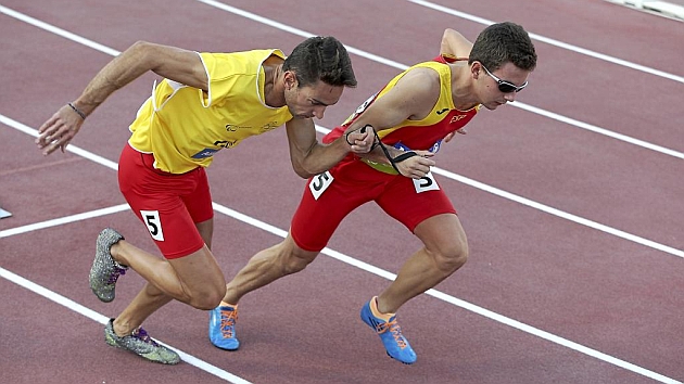 Ivan Descarrega junto a su gua Marcos Blanquio, plata en 400 en los Mundiales de Doha
