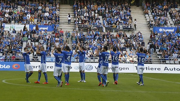 Los jugadores del Oviedo agradecen el apoyo de la aficin del Carlos Tartarie al final del encuentro.