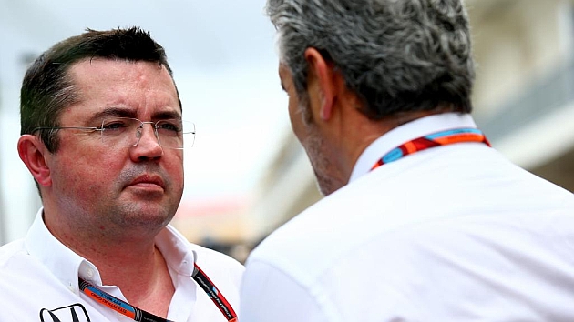 Boullier conversa con el jefe de Ferrari, Maurizio Arrivabene / AFP