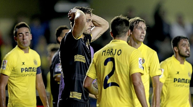 Llorente se lamenta entre varios jugadores del Villarreal. AFP
