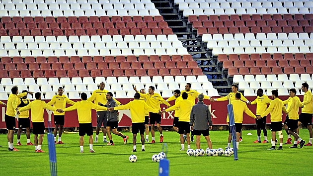 Los jugadores del Sevilla hacen un corro en el entrenamiento del lunes. KIKO HURTADO