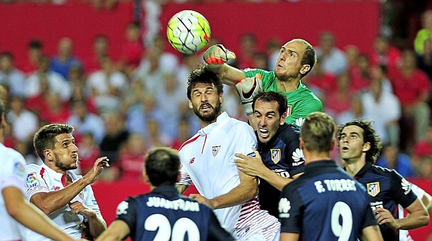 Llorente lucha por un balón aéreo en el partido contra el Atlético de Madrid. KIKO HURTADO