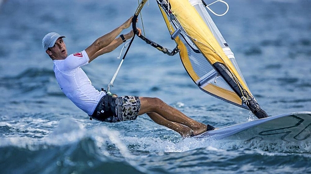 Mateo Sanz navega durante el Mundial de RS:X en Omn