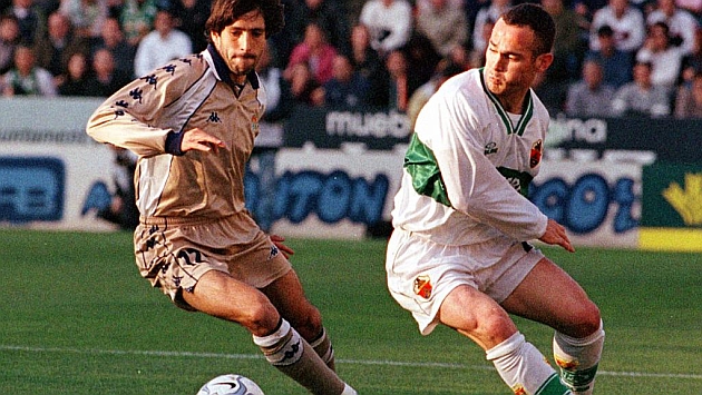 Nino, ante Belenguer en uno de sus primeros partidos con la camiseta franjiverde en 2001