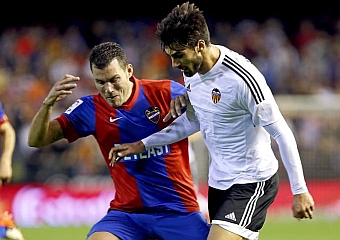 Navarro lucha con Andr Gomes en el encuentro entre Levante y Valencia. Foto: Jos Antonio Sanz (MARCA).