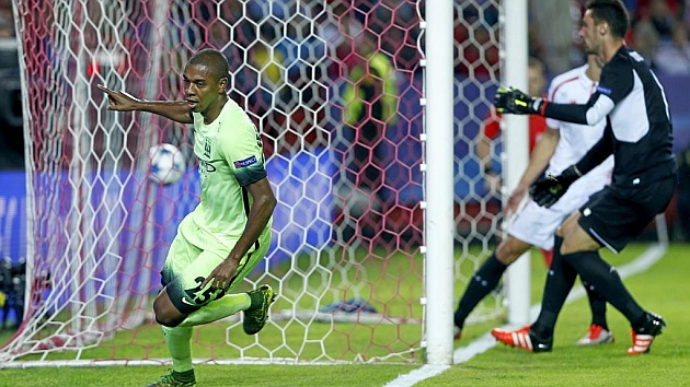 Fernandinho celebra el segundo gol del City. RAMN NAVARRO