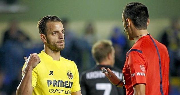 Roberto Soldado charla con el rbitro del Villarreal-Sevilla