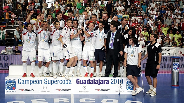 Los jugadores del Lobelle celebran la Supercopa ganada en Guadalajara en 2010.