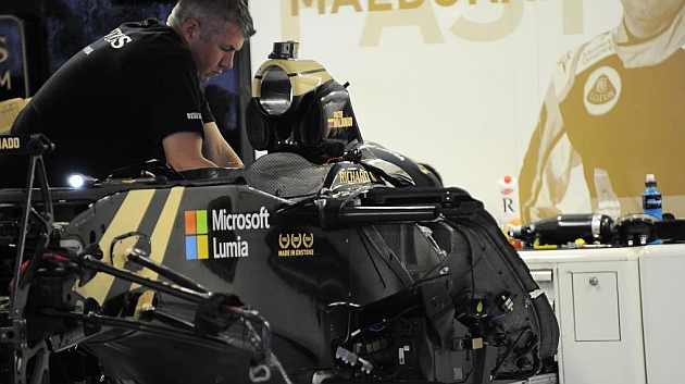 Un mecnico trabaja en el coche de Pastor Maldonado / RV Racing Press