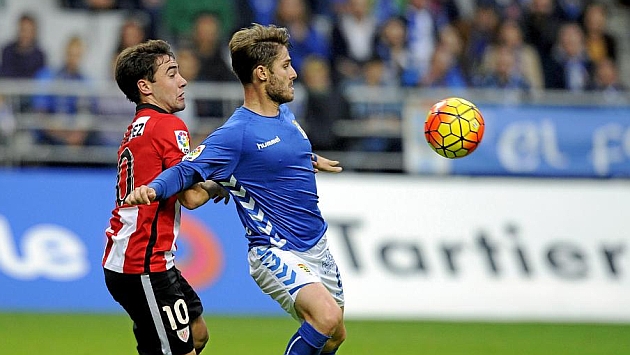 Jon Erice intenta controlar un baln presionado por Unai Lpez, jugador del Bilbao Athletic