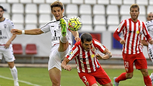 Fran Vlez cabecea el baln durante el partido ante el Albacete.