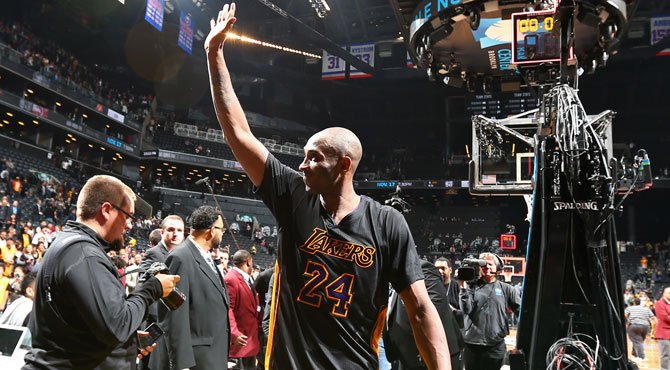 Kobe deja de dar asco para inaugurar el casillero de victorias de los Lakers
