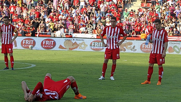 Los jugadores del Girona, destrozados tras el empate ante el Lugo de la temporada pasada. Foto: JOMA (MARCA).