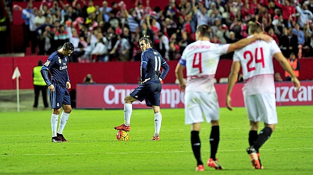 Ronaldo y Bale, dispuestos a sacar de centro tras uno de los goles del Sevilla