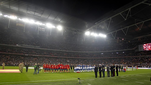 Espaa e Inglaterra escuchan los himnos en Wembley el 12 de noviembre de 2011