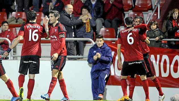 Los jugadores del Mirands celebran el tercer gol ante el Bilbao Athletic. Foto: Lino Gonzlez (MARCA).
