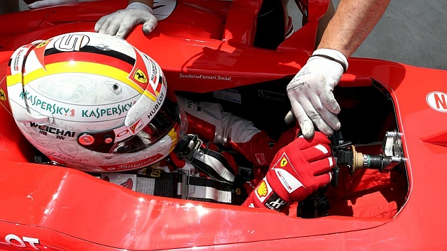 Vettel habla con un ingeniero (PAULO WHITAKER)