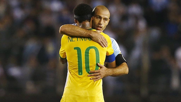 Neymar y Mascherano se enfunden en un abrazo tras el duelo de selecciones