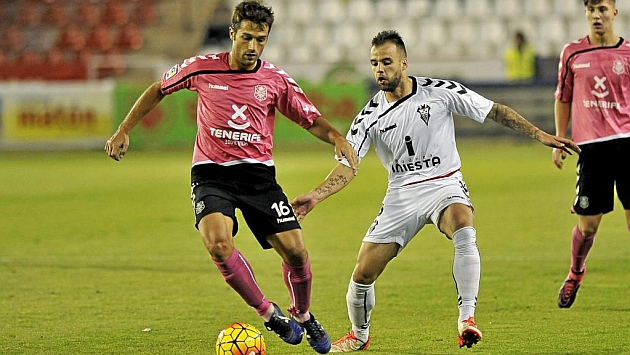 Aitor Sanz controla el baln ante Edu Ramos durante el partido en Albacete del pasado sbado