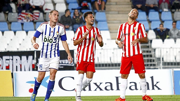Cristian Herrera y Quique Gonzlez se lamentan de una accin fallida en el partido contra la Ponferradina.