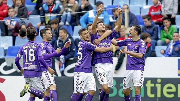 Los jugadores vallisoletanos celebran el gol conseguido por Manu del Moral en La Romareda.